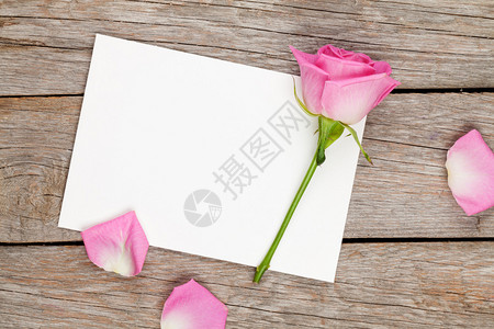 情人节贺卡或相片框和粉红色在木制桌子上升顶端视图图片