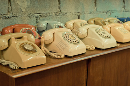 桌子上的老式经典老式电话图片