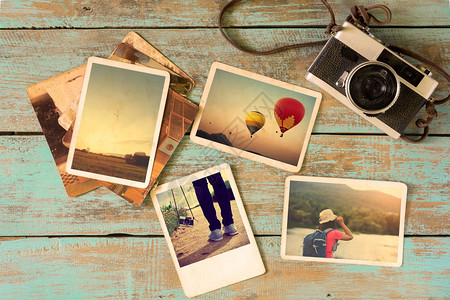 在木桌上的夏季旅行中的相册纪念和怀旧老式相机的即时照片复图片