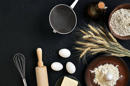 黑厨房餐桌上的面食烹饪素材带有文字空间的顶端视图静止图片