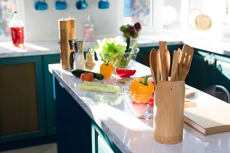 厨房桌上的木制用具新鲜蔬菜图片