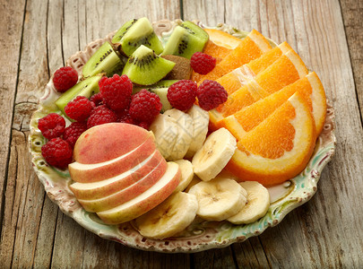 健康早餐的新鲜水果盘图片