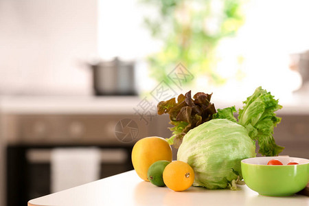厨房餐桌上新鲜蔬菜图片