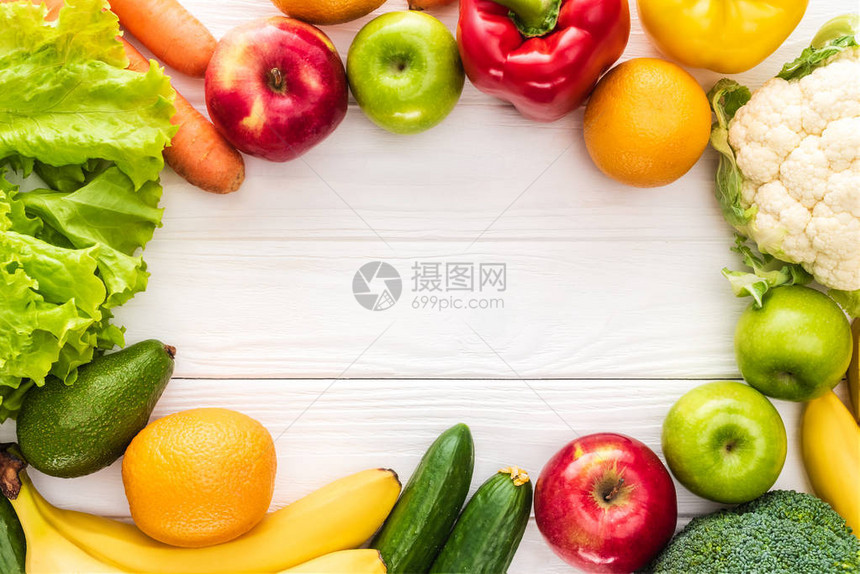 鲜果和蔬菜的顶部视图木制桌图片