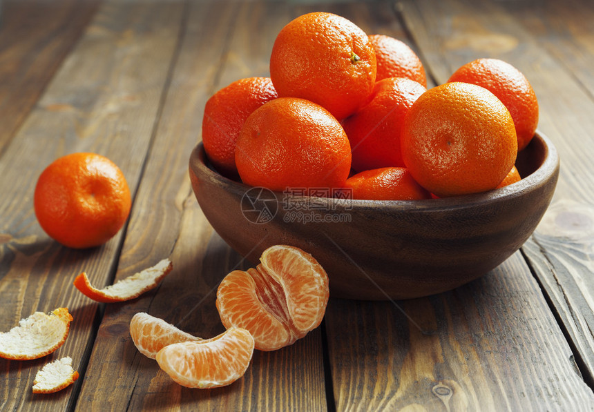 桌子上木碗里的橘子图片
