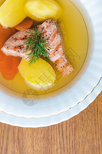 木制桌面上美味健康三文鱼汤的顶视图图片