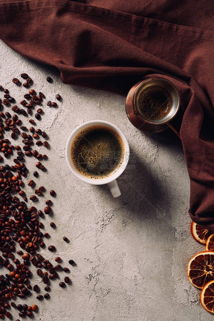 水泥表面咖啡杯和咖啡豆的顶端风景上面图片