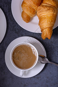 特写咖啡和新鲜的羊角面包甜蜜的早餐图片