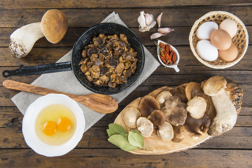 用蘑菇天然食材和香料烹制炒鸡蛋图片