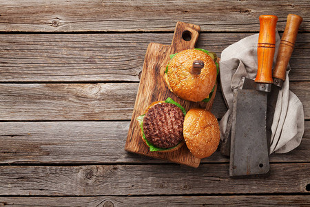 美味烤自制汉堡包配有牛肉番茄奶酪图片
