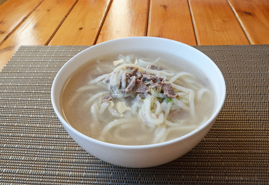 传统的蒙古美食自制肉块和羊肉汤图片