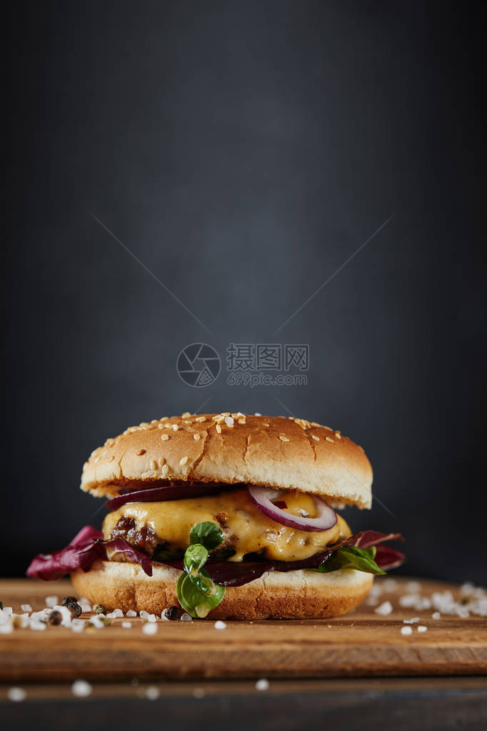 调味和美味汉堡底有肉图片