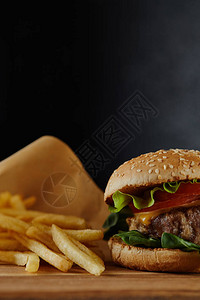 有选择地关注美味汉堡黑底肉和薯条图片