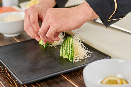 厨师用切片黄瓜装饰盘子图片