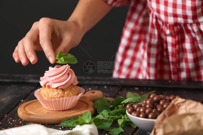 女人装饰美味的蛋糕餐图片