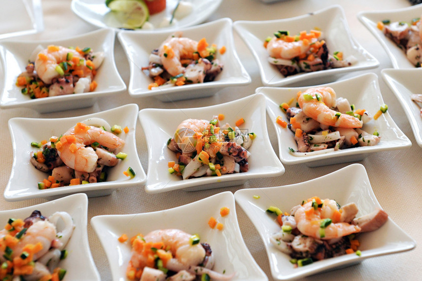 在宴会或餐饮活动的自助餐桌上展示单独的海鲜开胃菜或开胃菜图片