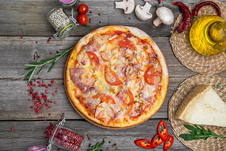 木制披萨板上美味的意大利比萨饼图片