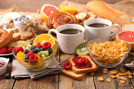 桌上碗里的各种早餐麦片图片