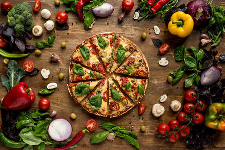 切意大利披萨新鲜蔬菜和木制桌面图片