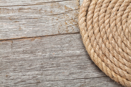 木质纹理背景上的船绳卷背景图片