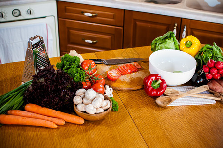 厨房餐桌上的新鲜春蔬菜自制食品图片