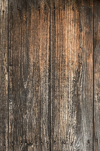 一扇旧门的部分木板和生锈的钉子图片