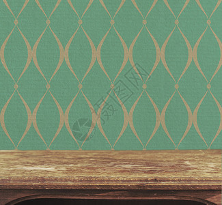 背景与老式墙纸上的木制甲板桌背景图片