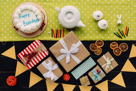 现装盒和生日蛋糕的顶端视图木制图片