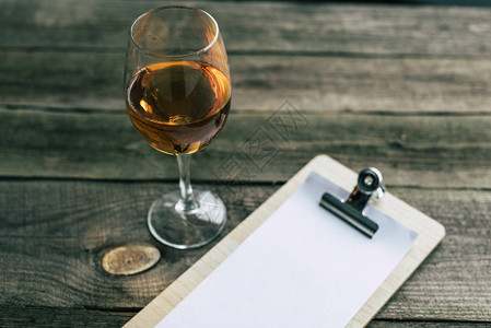 白葡萄酒杯和木制桌图片