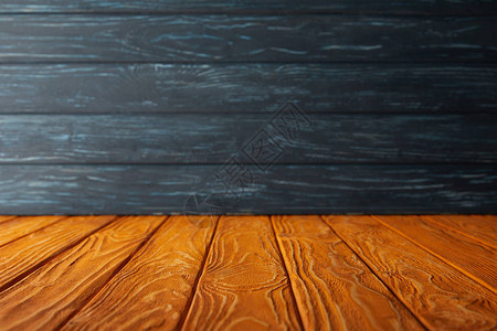 橙色条纹地板和深蓝色木墙图片