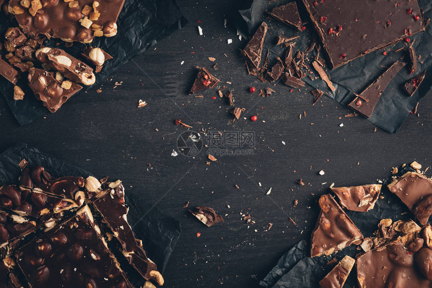 巧克力的顶端景色有坚果和巧克力餐桌图片