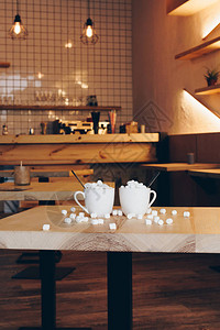 咖啡馆的茶桌上有棉花糖图片