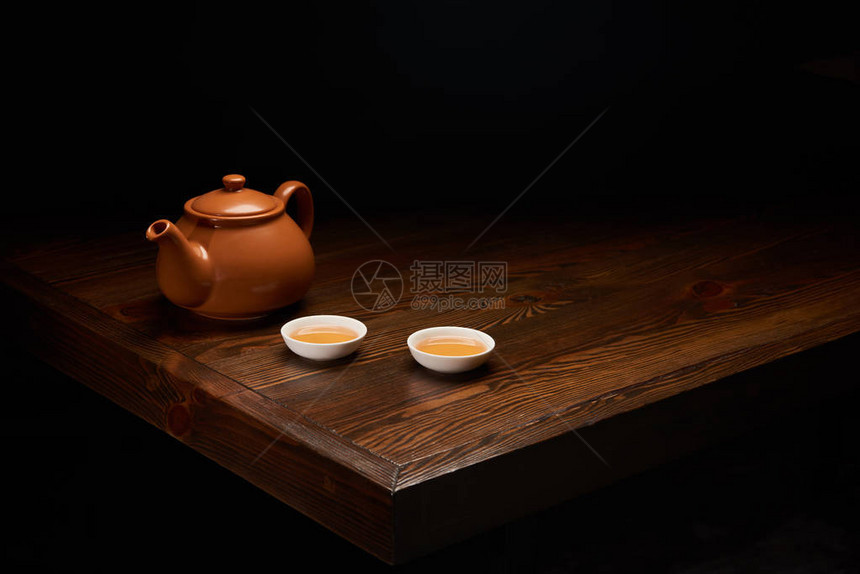 黑纸上隔绝的木制桌上用传统茶图片