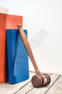 法官木棒和木桌书法律概念背景图片
