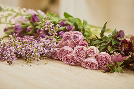 桌子上美丽的郁金香和丁香背景图片