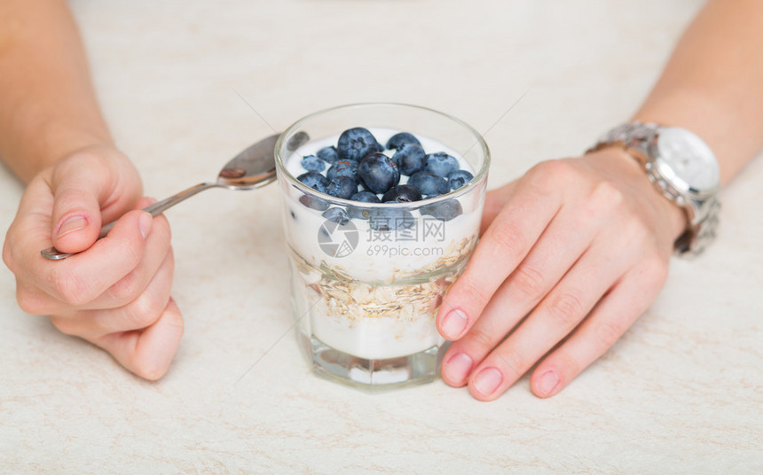 早餐燕麦片配蓝莓和酸奶图片