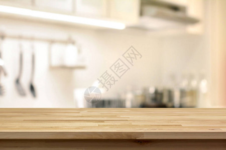 模糊厨房背景上的木桌面图片