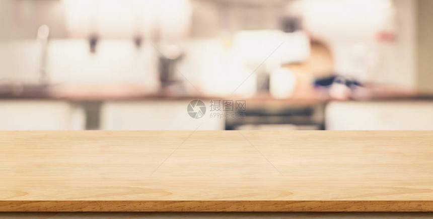 带有模糊厨房的空木板桌面图片