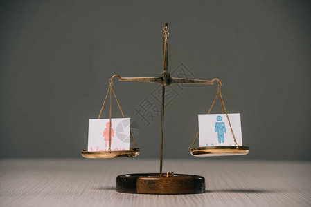 灰色别平等概念木制表格上比例表上的男女符号图片
