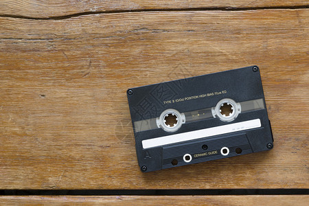 破木桌上的老式高端录音带图片