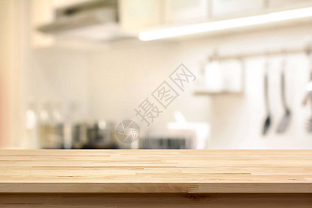 模糊厨房内部上的木桌面图片
