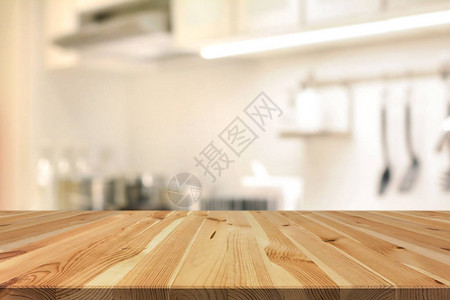 模糊厨房内部背景上的木桌面图片