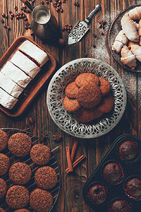 面包店盘子和托盘上美味烘焙糖果的顶部视图图片