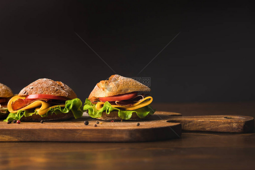 三明治加奶酪和蔬菜配着零散图片