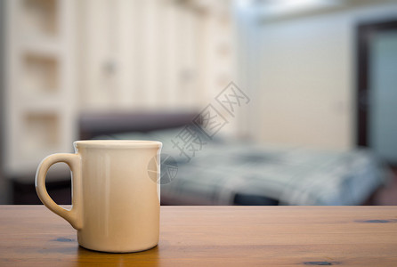 卧室木桌上的杯子背景图片