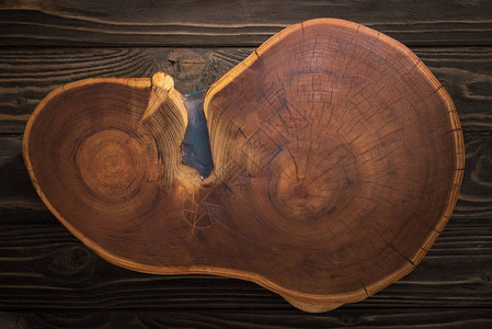 棕色桌子上木制切菜板的顶部视图图片