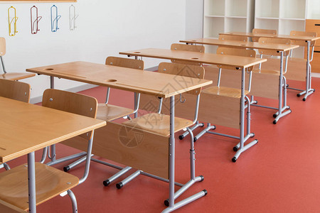 有木桌椅的空教室图片