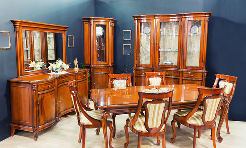带木制家具的老式客厅的侧视图高清图片