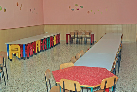 庇护儿童食堂的彩色椅子和背景图片