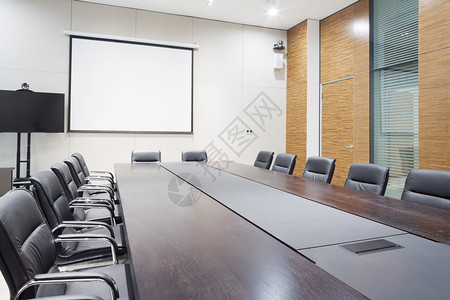 室内现代办公室媒体会议室带空白屏幕板图片